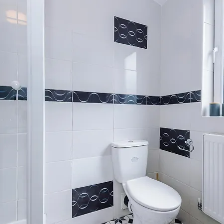 Large 4br House, Sleeps 8, Parking, Full Kitchen, Ideal For Groups, Family, Contractors Casa de Férias Manchester