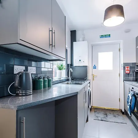 Large 4br House, Sleeps 8, Parking, Full Kitchen, Ideal For Groups, Family, Contractors Сasa de vacaciones Mánchester