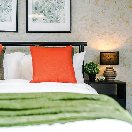 Large 4br House, Sleeps 8, Parking, Full Kitchen, Ideal For Groups, Family, Contractors *