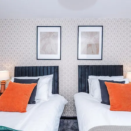 Large 4br House, Sleeps 8, Parking, Full Kitchen, Ideal For Groups, Family, Contractors Casa de Férias *