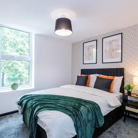 Large 4br House, Sleeps 8, Parking, Full Kitchen, Ideal For Groups, Family, Contractors Manchester