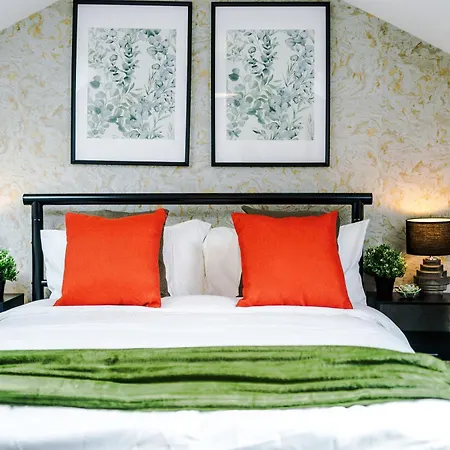 Large 4br House, Sleeps 8, Parking, Full Kitchen, Ideal For Groups, Family, Contractors Casa de Férias Manchester