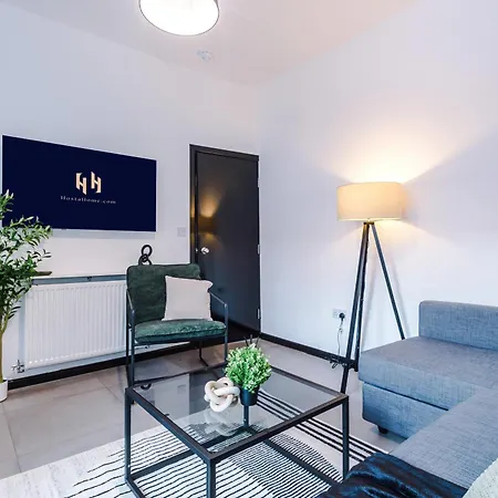 Large 4br House, Sleeps 8, Parking, Full Kitchen, Ideal For Groups, Family, Contractors * Manchester