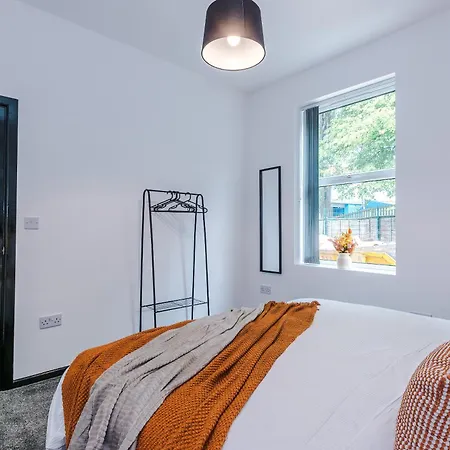 Large 4br House, Sleeps 8, Parking, Full Kitchen, Ideal For Groups, Family, Contractors *