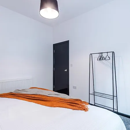Large 4br House, Sleeps 8, Parking, Full Kitchen, Ideal For Groups, Family, Contractors Сasa de vacaciones Mánchester