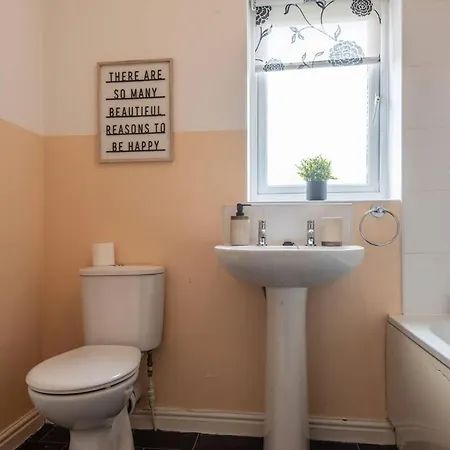 Chic 4bd Abode - Free Parking - Snooker