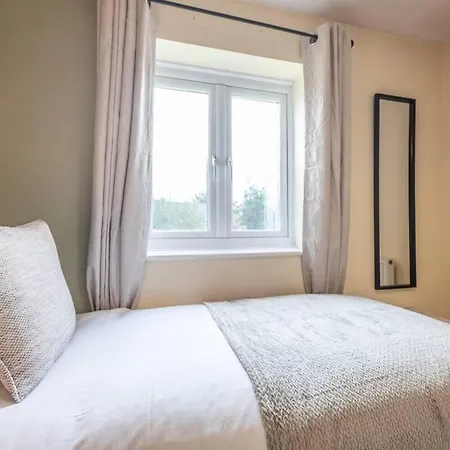 Holiday home Chic 4bd Abode - Free Parking - Snooker *