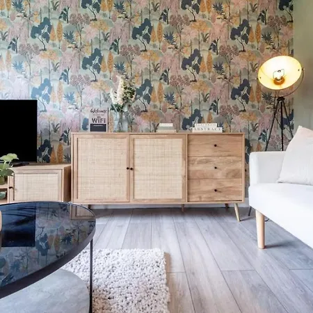 Chic 4bd Abode - Free Parking - Snooker *