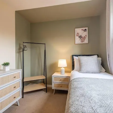 Chic 4bd Abode - Free Parking - Snooker Manchester