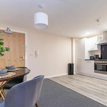 2 Bedroom Flat By Eccles Station With Communal Rooftop Garden דירה