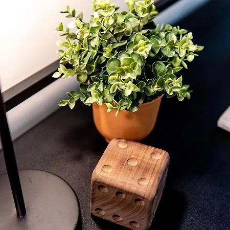 2 Bedroom Flat By Eccles Station With Communal Rooftop Garden *