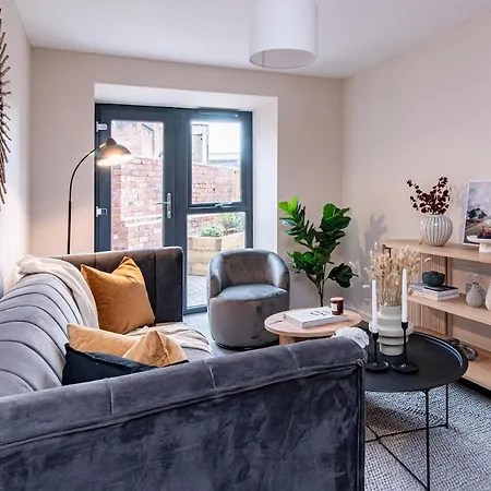 2 Bedroom Flat By Eccles Station With Communal Rooftop Garden Apartman Manchester