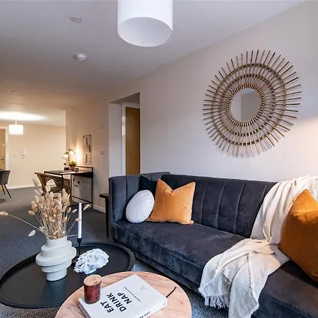 2 Bedroom Flat By Eccles Station With Communal Rooftop Garden * Manchester