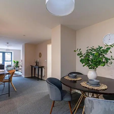 2 Bedroom Flat By Eccles Station With Communal Rooftop Garden Manchester