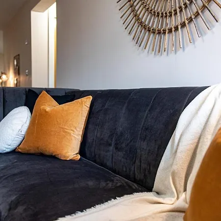 2 Bedroom Flat By Eccles Station With Communal Rooftop Garden * Manchester