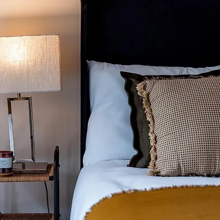 Apartman 2 Bedroom Flat By Eccles Station With Communal Rooftop Garden *