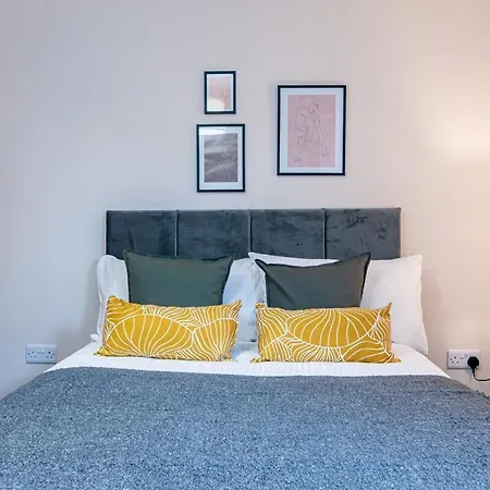2 Bedroom Flat By Eccles Station With Communal Rooftop Garden