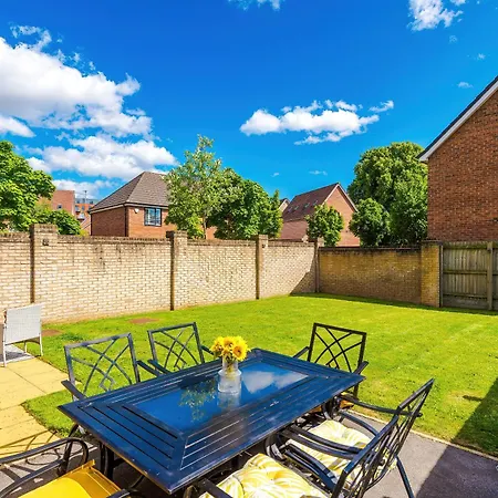 Stunning Riverside 3-bed By 53 Degrees In With Garden & Free Parking! Villa *