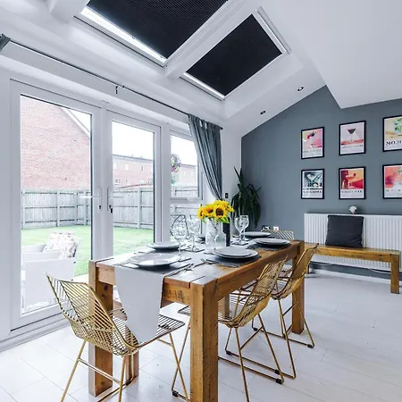 Stunning Riverside 3-bed By 53 Degrees In With Garden & Free Parking! Villa