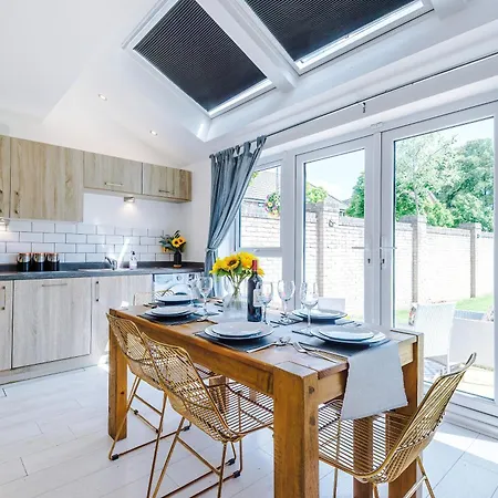 Stunning Riverside 3-bed By 53 Degrees In With Garden & Free Parking! Villa *