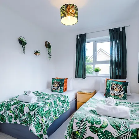 Villa Stunning Riverside 3-bed By 53 Degrees In With Garden & Free Parking! Manchester