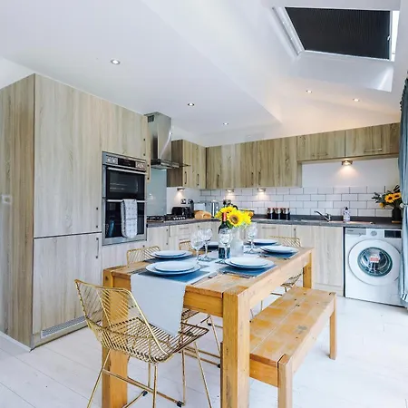 Stunning Riverside 3-bed By 53 Degrees In With Garden & Free Parking! Villa Manchester