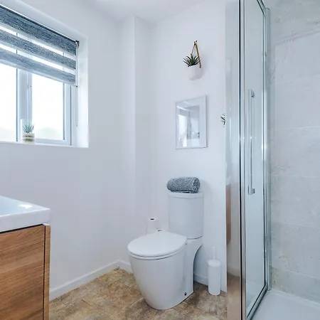 Perfect Riverside Home By 53 Degrees Property In Manchester With Garden & Free Parking *