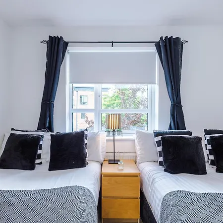 Stunning Riverside 3-bed By 53 Degrees In With Garden & Free Parking!