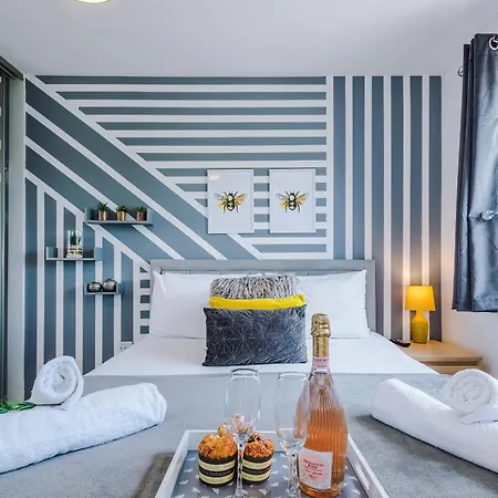 Stunning Riverside 3-bed By 53 Degrees In With Garden & Free Parking! *