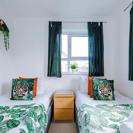 Stunning Riverside 3-bed By 53 Degrees In With Garden & Free Parking!