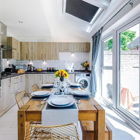 Villa Stunning Riverside 3-bed By 53 Degrees In With Garden & Free Parking! Manchester