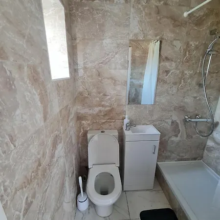 Scotland House Konukevi 3*