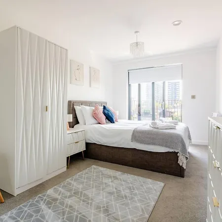 Lets Sa I 2bed 2bath L Waterfront L Private Balcony I Relaxing Retreat I Great Location Apartment Manchester