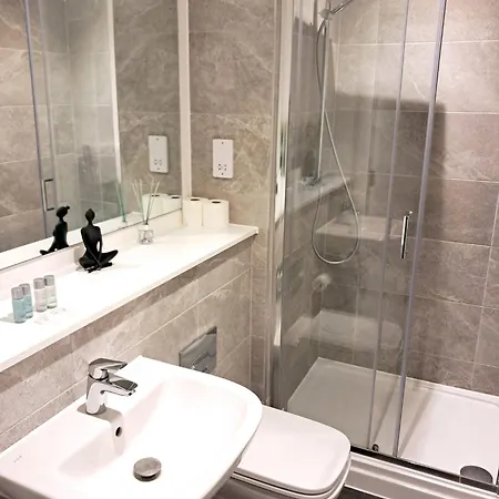 Apartment Lets Sa 2bed 2bath L Waterfront L Balcony L Free Wifi L Dishwasher L Airfryer L Coffee Machine L Media L Salford Quays L Centre L The Lowry L Palace Theatre L Opera House L M60 L M61 L M62 L M6 *