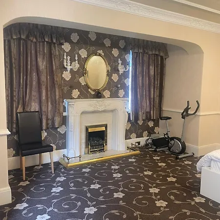 Double Bedroom In A Shared House مانشستر