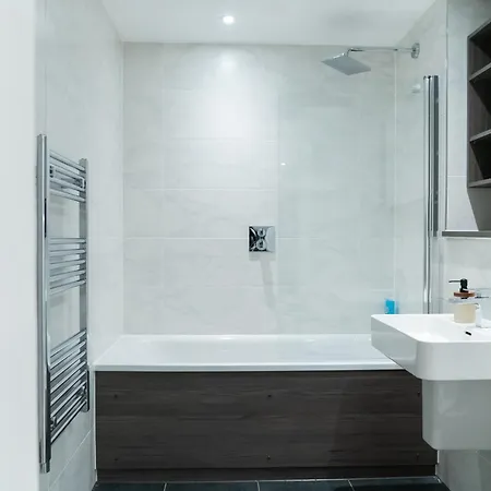 Modern 2 Bed Penthouse With Stunning Views In Center *