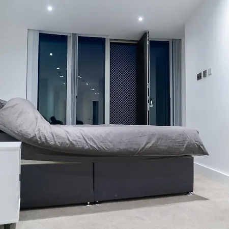 Modern 2 Bed Penthouse With Stunning Views In Center Manchester