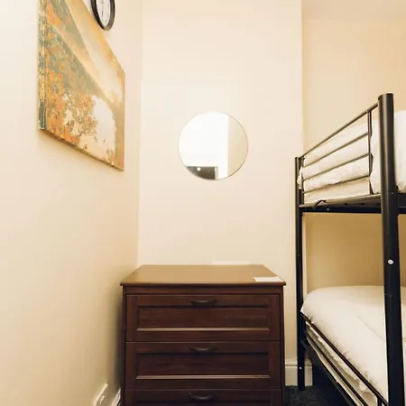 2 Beds Suburb Nestled Nook Manchester