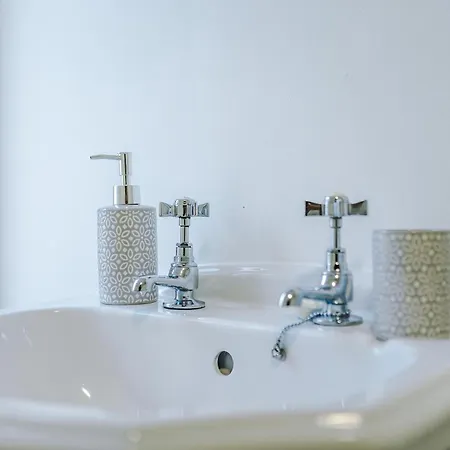 Stylish 3 Bedroom - Free Parking, Smart Tv, Sleeps 8