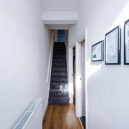 Stylish 3 Bedroom - Free Parking, Smart Tv, Sleeps 8 Дом отдыха Манчестер