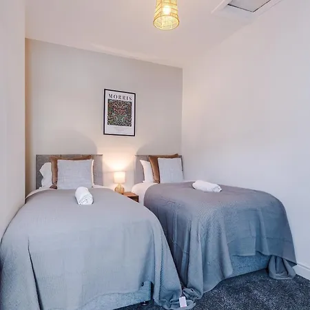 Stylish 3 Bedroom - Free Parking, Smart Tv, Sleeps 8