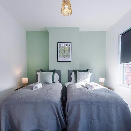 Stylish 3 Bedroom - Free Parking, Smart Tv, Sleeps 8 *