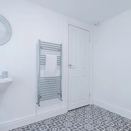 Stylish 3 Bedroom - Free Parking, Smart Tv, Sleeps 8 مانشستر