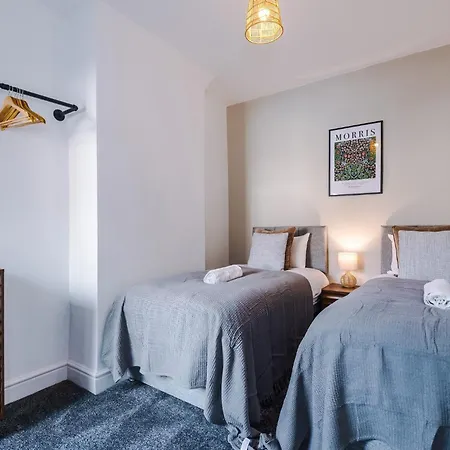 Stylish 3 Bedroom - Free Parking, Smart Tv, Sleeps 8