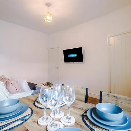 Stylish 3 Bedroom - Free Parking, Smart Tv, Sleeps 8 מנצ'סטר