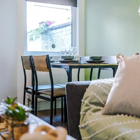 Ferienhaus Stylish 3 Bedroom - Free Parking, Smart Tv, Sleeps 8 *