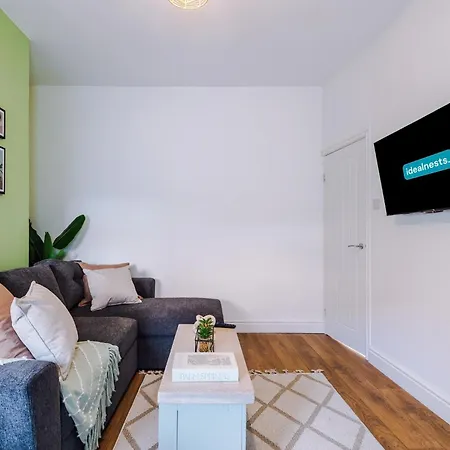 Stylish 3 Bedroom - Free Parking, Smart Tv, Sleeps 8 בית נופש *