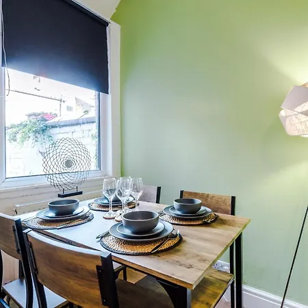 Stylish 3 Bedroom - Free Parking, Smart Tv, Sleeps 8 *