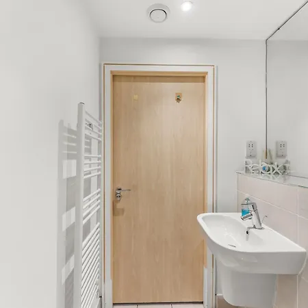 Manchester City Gem - Stylish Stay For 8 *