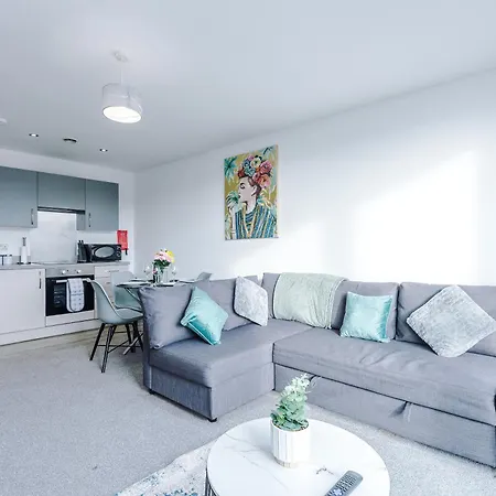 Apartment 2 Bedroom Penthouse With Balcony By Host A